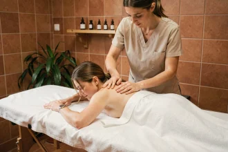 Femme recevant un massage bien-être dans un studio abordable à Toulouse avec décoration chaleureuse en terracotta